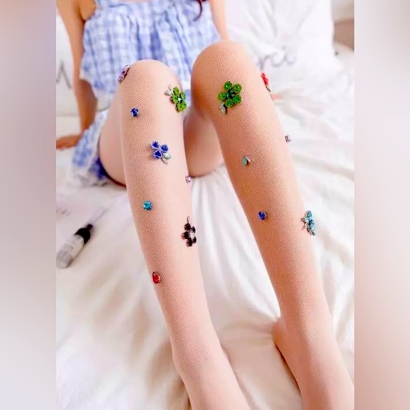 TIGHTS WITH COLORFUL RHINESTONE BROOCH EMBELLISHMENTS - Picture 5 of 9